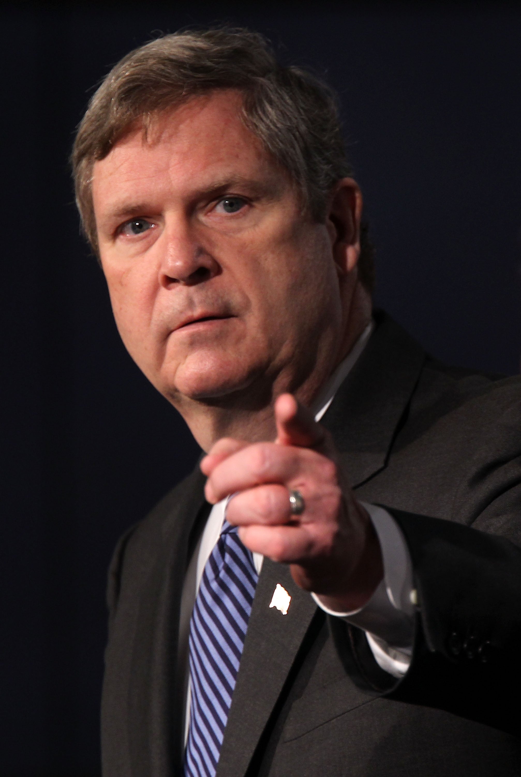 Tom Vilsack A rise from orphanage to secretary CBS News